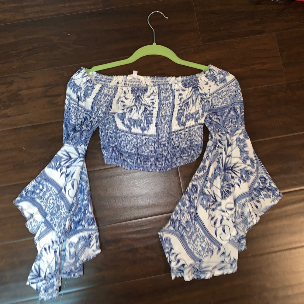 Cropped blouse with loose arms